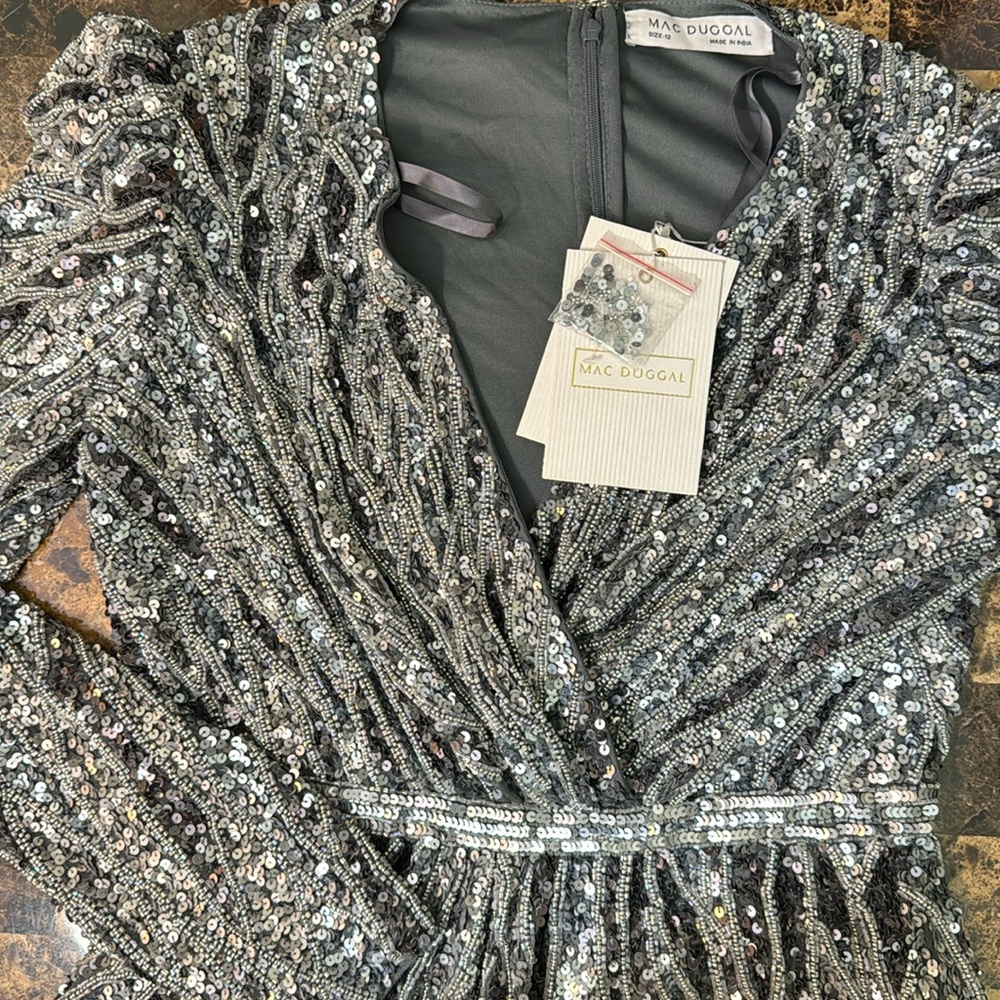 MAC DUGGAL sz 12 silver
Long Sleeve V Neck Beaded Cocktail Dress - Picture 15 of 15
